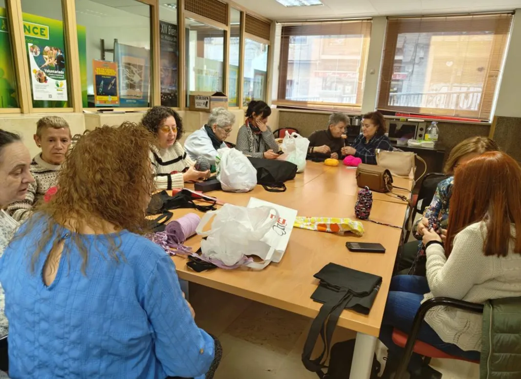 ​​Panorámica del taller "Punto de Encuentro" con las afiliadas de SUPO y las voluntarias de ZOES asociación Barrio Oeste, tejiendo