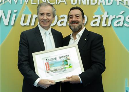 Miguel Carballeda entrega al Presidente del Consejo Insular de Ibiza un cupón