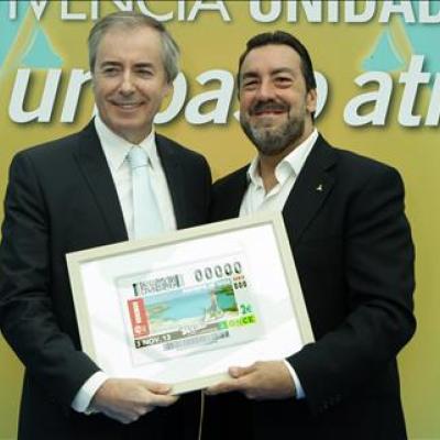 Miguel Carballeda entrega al Presidente del Consejo Insular de Ibiza un cupón