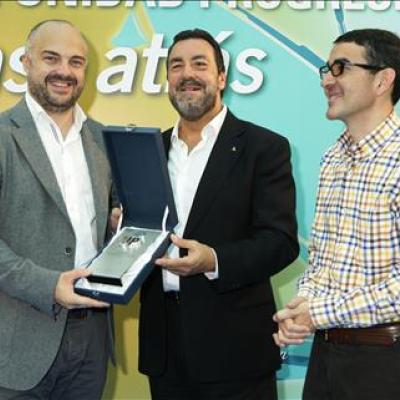 Miguel Carballeda y Andrés Ramos entregan al periodista Javi Nieves una placa