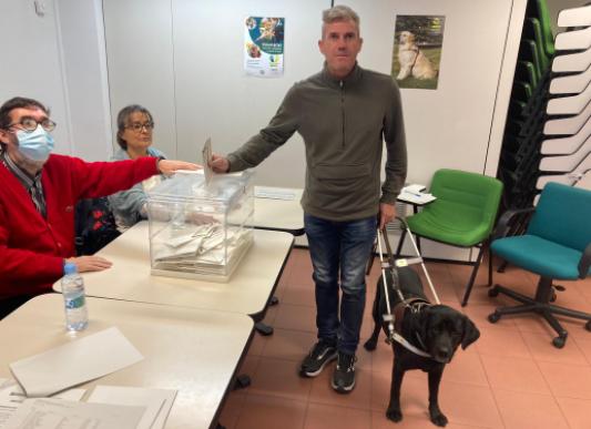 Miguel Angel López Bono, votando en la agencia de Reus