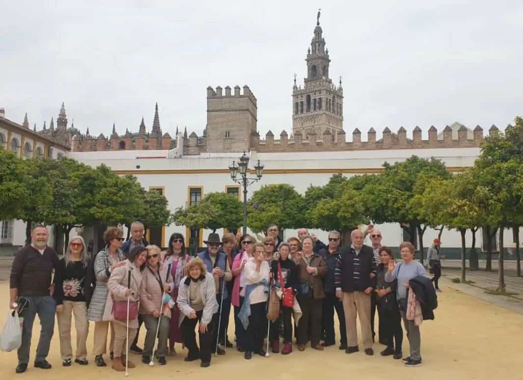 Imagen del grupo de seniors en el Real Alcázar de Sevilla