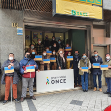 Trabajadores del GSO a las puertas de un centro manifestándose ante la crisis humanitaria de Ucrania