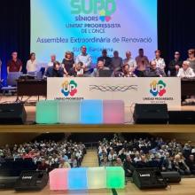 Foto de la mesa de la ejecutiva de SUPO y el público durante la asamblea