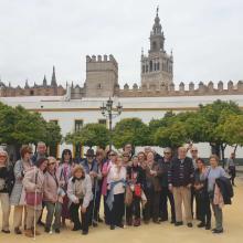 Imagen del grupo de seniors en el Real Alcázar de Sevilla