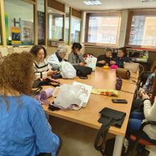 ​​Panorámica del taller "Punto de Encuentro" con las afiliadas de SUPO y las voluntarias de ZOES asociación Barrio Oeste, tejiendo